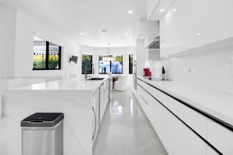 Casa en venta en Miami, Florida, 5 dormitorios, 348.76 m2 № 2081334 - foto 11