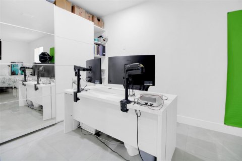 Casa en venta en Miami, Florida, 5 dormitorios, 348.76 m2 № 2081334 - foto 23