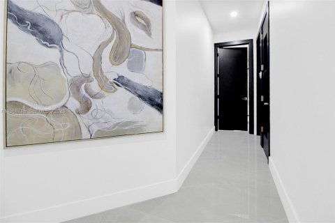 Casa en venta en Miami, Florida, 5 dormitorios, 348.76 m2 № 2081334 - foto 16