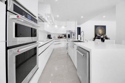 Casa en venta en Miami, Florida, 5 dormitorios, 348.76 m2 № 2081334 - foto 10