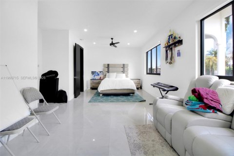 Casa en venta en Miami, Florida, 5 dormitorios, 348.76 m2 № 2081334 - foto 29