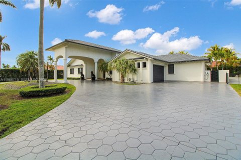 Casa en Miami, Florida 5 dormitorios, 348.76 m2 № 2081334