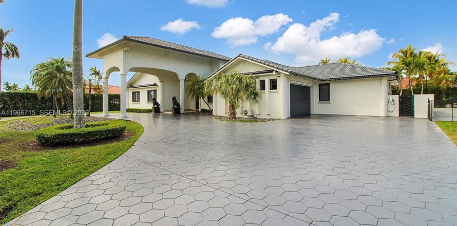 Casa en Miami, Florida 5 dormitorios, 348.76 m2 № 2081334