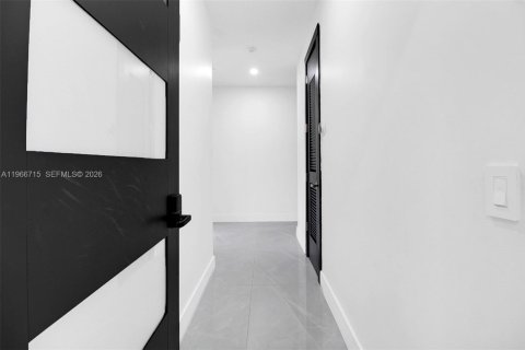 Casa en venta en Miami, Florida, 5 dormitorios, 348.76 m2 № 2081334 - foto 17