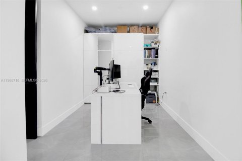 Casa en venta en Miami, Florida, 5 dormitorios, 348.76 m2 № 2081334 - foto 24