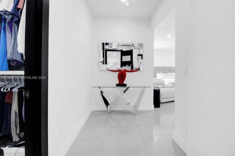 Casa en venta en Miami, Florida, 5 dormitorios, 348.76 m2 № 2081334 - foto 18