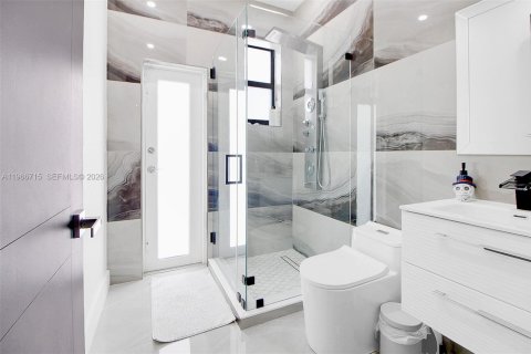 Casa en venta en Miami, Florida, 5 dormitorios, 348.76 m2 № 2081334 - foto 21