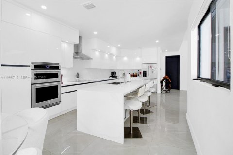 Casa en venta en Miami, Florida, 5 dormitorios, 348.76 m2 № 2081334 - foto 9