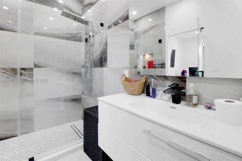 Casa en venta en Miami, Florida, 5 dormitorios, 348.76 m2 № 2081334 - foto 22
