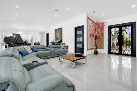 Casa en venta en Miami, Florida, 5 dormitorios, 348.76 m2 № 2081334 - foto 3