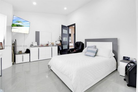 Casa en venta en Miami, Florida, 5 dormitorios, 348.76 m2 № 2081334 - foto 30
