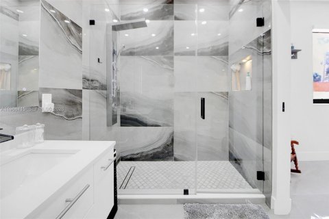 Casa en venta en Miami, Florida, 5 dormitorios, 348.76 m2 № 2081334 - foto 25