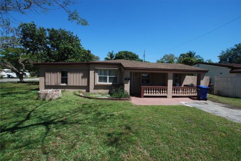 House in North Miami Beach, Florida 3 bedrooms, 118.54 sq.m. № 1925642 - photo 1