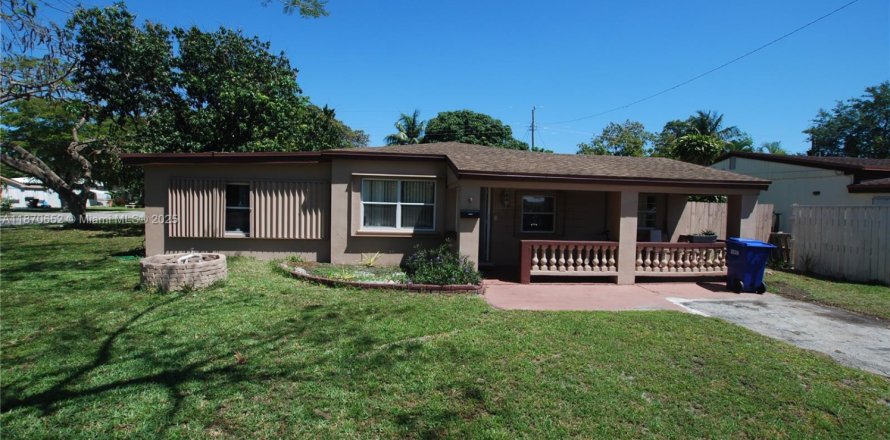 House in North Miami Beach, Florida 3 bedrooms, 118.54 sq.m. № 1925642