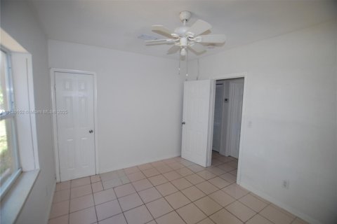 House in North Miami Beach, Florida 3 bedrooms, 118.54 sq.m. № 1925642 - photo 11