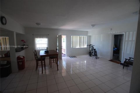 House in North Miami Beach, Florida 3 bedrooms, 118.54 sq.m. № 1925642 - photo 4