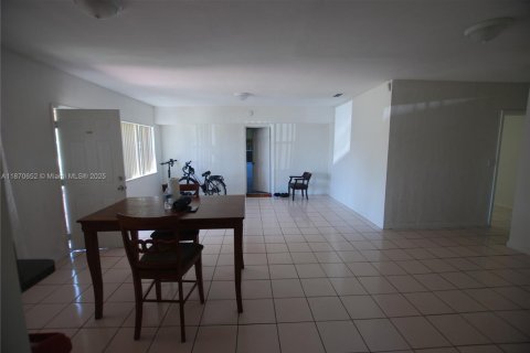 House in North Miami Beach, Florida 3 bedrooms, 118.54 sq.m. № 1925642 - photo 6