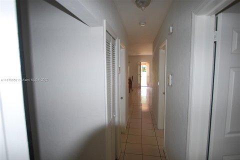 House in North Miami Beach, Florida 3 bedrooms, 118.54 sq.m. № 1925642 - photo 13