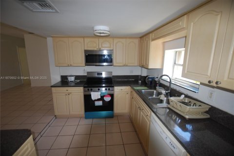 House in North Miami Beach, Florida 3 bedrooms, 118.54 sq.m. № 1925642 - photo 5