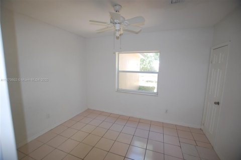 House in North Miami Beach, Florida 3 bedrooms, 118.54 sq.m. № 1925642 - photo 10