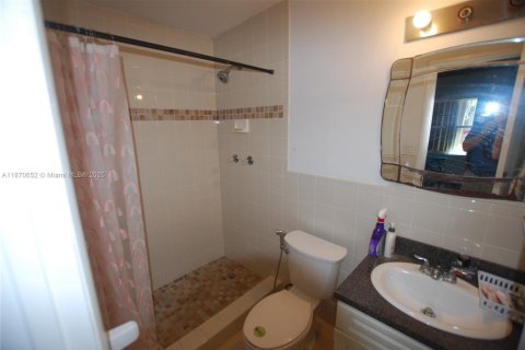 House in North Miami Beach, Florida 3 bedrooms, 118.54 sq.m. № 1925642 - photo 8