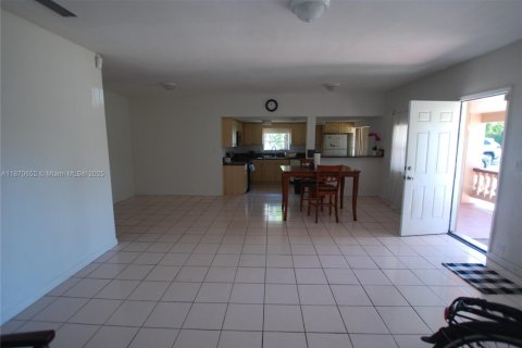 House in North Miami Beach, Florida 3 bedrooms, 118.54 sq.m. № 1925642 - photo 9