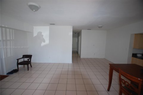 House in North Miami Beach, Florida 3 bedrooms, 118.54 sq.m. № 1925642 - photo 2