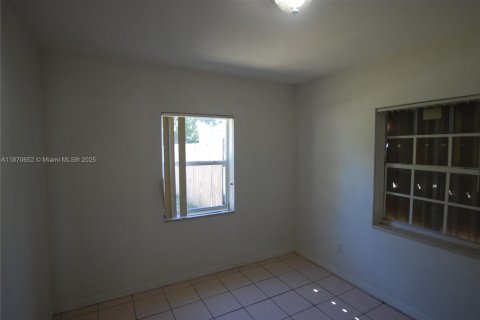 House in North Miami Beach, Florida 3 bedrooms, 118.54 sq.m. № 1925642 - photo 12