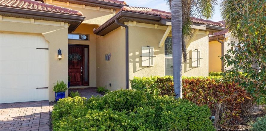 House in Nokomis, Florida 3 bedrooms, 167.78 sq.m. № 2107377
