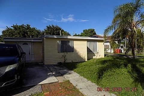 House in Lantana, Florida 3 bedrooms, 92.9 sq.m. № 2362168
