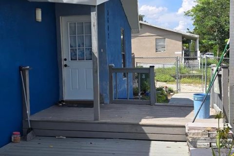 House in Tampa, Florida 3 bedrooms, 83.98 sq.m. № 2318555
