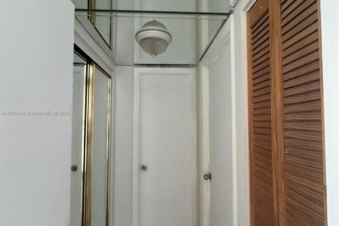 Condo in Miami, Florida, 2 bedrooms  № 1956201 - photo 8