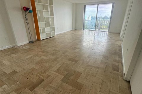 Condo in Miami, Florida, 2 bedrooms  № 1956201 - photo 1