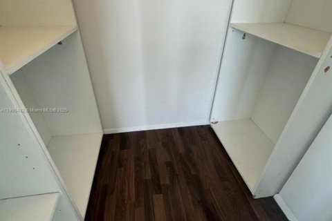 Condo in Miami, Florida, 2 bedrooms  № 1956201 - photo 7