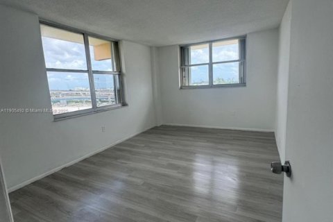 Condo in Miami, Florida, 2 bedrooms  № 1956201 - photo 5
