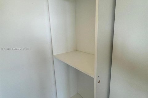 Condo in Miami, Florida, 2 bedrooms  № 1956201 - photo 12