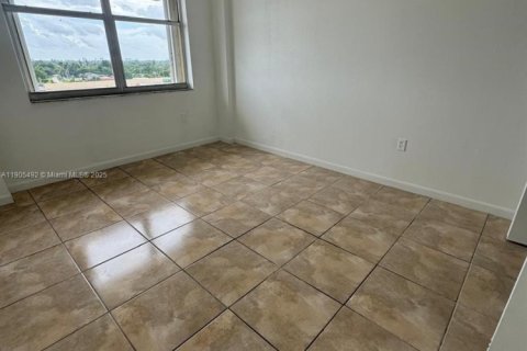 Condo in Miami, Florida, 2 bedrooms  № 1956201 - photo 9