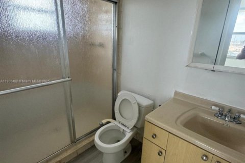 Condo in Miami, Florida, 2 bedrooms  № 1956201 - photo 11