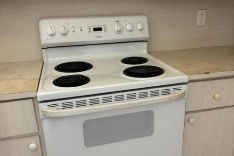 Condo in Miami, Florida, 2 bedrooms  № 1956201 - photo 4