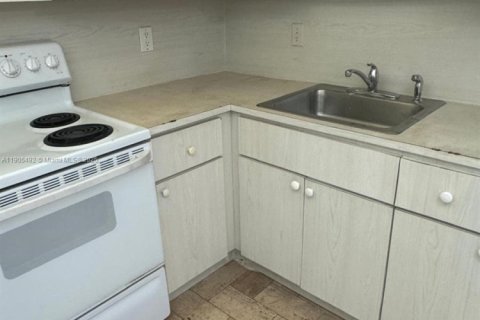 Condo in Miami, Florida, 2 bedrooms  № 1956201 - photo 3