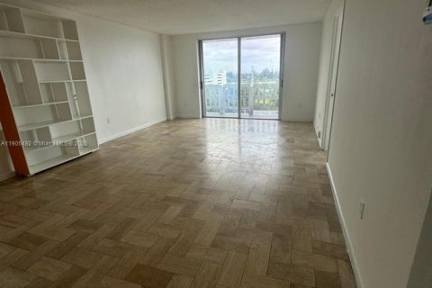 Condo in Miami, Florida, 2 bedrooms  № 1956201 - photo 2