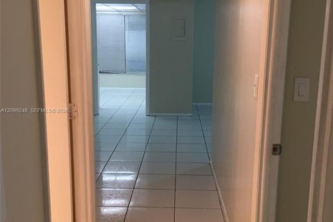 Copropriété à louer à Lauderhill, Floride: 2 chambres, 94.39 m2 № 2394687 - photo 13