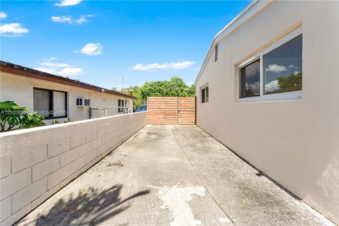 Immobilier commercial à vendre à Miami, Floride: 124.95 m2 № 2244065 - photo 6