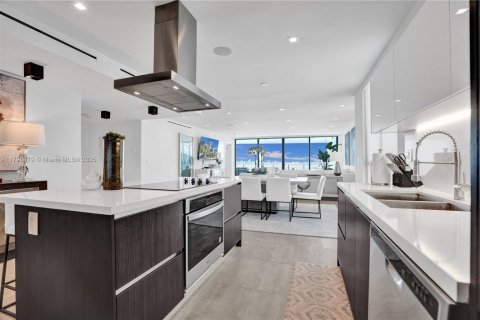 Condo in Miami Beach, Florida, 3 bedrooms  № 1864955 - photo 11