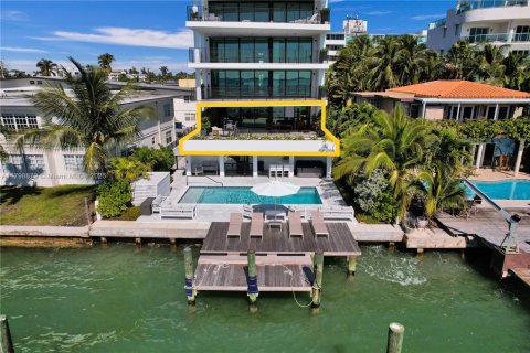 Condo in Miami Beach, Florida, 3 bedrooms  № 1864955 - photo 1