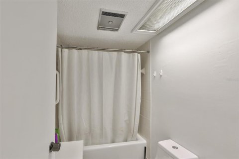 Condo in Wesley Chapel, Florida, 3 bedrooms  № 1376647 - photo 16