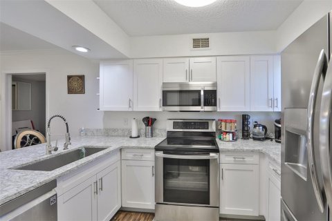 Condo in Wesley Chapel, Florida, 3 bedrooms  № 1376647 - photo 8