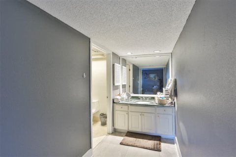 Condo in Wesley Chapel, Florida, 3 bedrooms  № 1376647 - photo 15