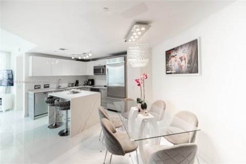 Condo in Miami, Florida, 2 bedrooms № 1978646 - photo 2