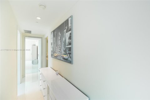 Condo in Miami, Florida, 2 bedrooms № 1978646 - photo 7